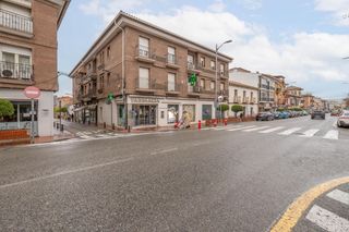 Local Comercial en Las Tres Cruces. Se vende local comercial en armilla centro