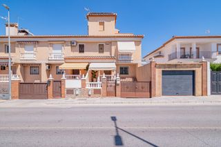 Casa aparellada a Ogíjares. Pareado premium a la entrada de ogijares a escasos minutos del p