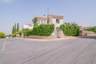 Xalet  Calle rebite 23. Chalet independiente en esquina en una zona muy buena de huétor