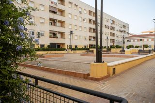 Pis  Calle calle andújar. Amplia vivienda vpo con terraza, garaje y excelente ubicación ju