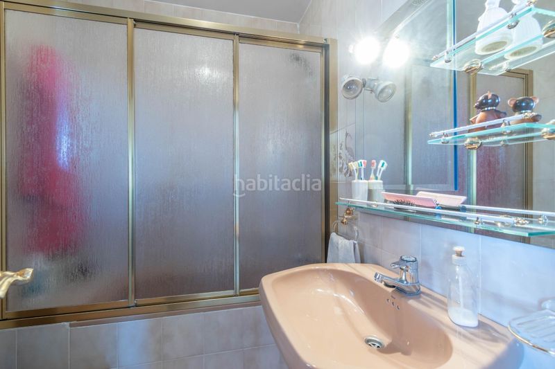 Foto a2ce0588-0621-4be7-9020-bd45d86842f3. Casa aparellada amb aparcament a Jun