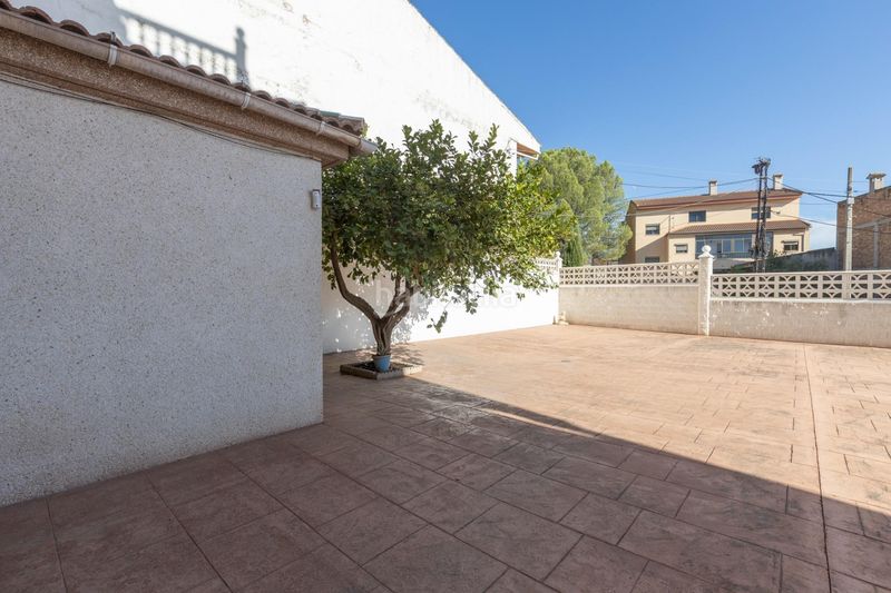 Foto 91629eea-1608-4118-9ae4-7f0719e79ef9. Casa aparellada amb aparcament a Jun