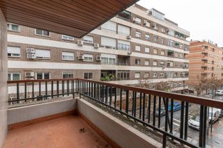 Pis  Calle pedro antonio de alarcon 34. Piso en pleno centro de granada con 2 plazas de garaje y traster