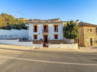 Chalet à Calle estacion 4. Casa independiente en la entrada de pinos genil. a 10 minutos de