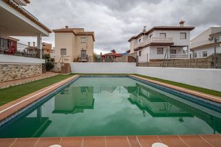 Chalet en Ldo. sanson carrasco 10. Fantastica oportunidad en urb. molino alto!!!