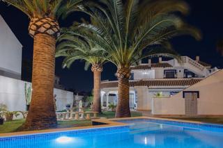 Chalet à Conil. Chalet en venta en parque andaluz, 5 dormitorios.