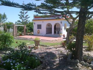 Xalet en Conil. Chalet en venta en dehesa de la villa, 3 dormitorios.