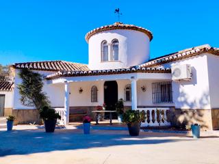 Miete Chalet in Casabermeja. Excelente y amplia casa, a 5 minutos de casabermeja y 25 de mála
