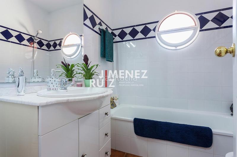 Foto 20eb6975-5786-4de4-8921-f67ced162763. Casa aparellada amb aparcament a El Águila Puerto de Santa María (El)