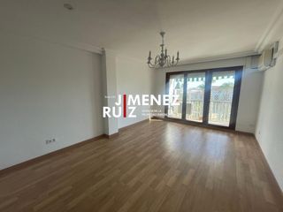 Miete Etagenwohnung in Plaza de Toros - Ayuntamiento. Piso disponible en alquiler anual