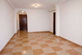 Pis  Calle san martin. Piso con garaje a 500 m. de hospital carlos haya