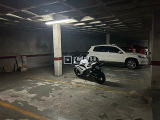 Parking coche  Avenida conde de lumiares. Amplia plaza de garaje en altozano