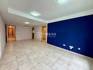 Flat  Aguila. Vivienda 3 dormitorios, 2 baños, patio, terraza y plaza de garaj