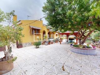 Chalet à Almajada-Ravel. Gran chalet de 4 dormitorios, 2 salones, 3 baños, con parcela de