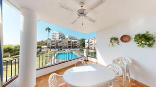 Location Appartement à El Faro de Calaburra - Chaparral. Piso de dos dormitorios, terraza, piscina en zona castillo de fu