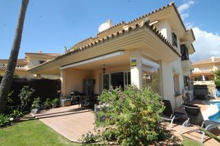 Casa aparellada  Calle opalo de riviera. Chalet pareado en riviera del sol, tres dormitorios, jardín y pi