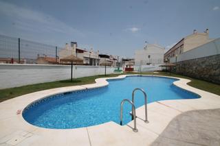 Casa adossada  Calle timanfaya. Casa adosada de 4 dormitorios en urbanizacin con piscina.