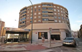 Appartement  Calle marqués de valdeflores. Piso de cuatro dormitorios, garaje, trastero, en huelin con vist