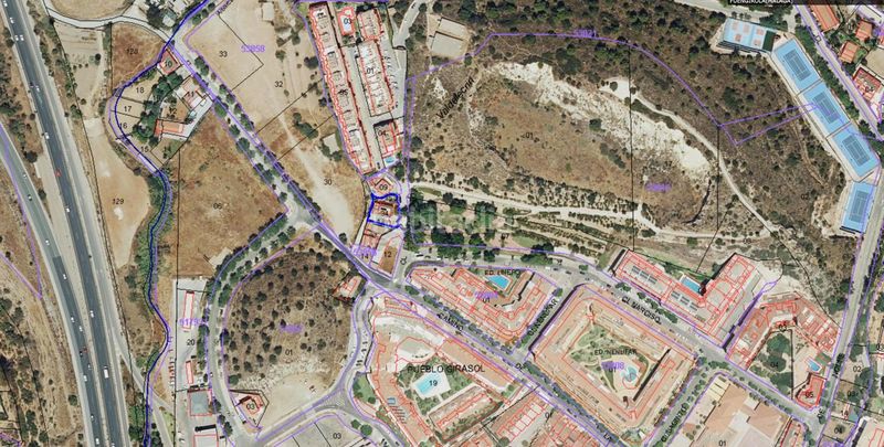 Foto a9e197ec-a6a0-418c-b0c8-a1a386d9d34f. Terreny residencial a Los Pacos Fuengirola
