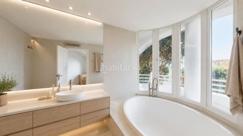 Foto 6f6f97f6-9a5b-47dc-ad06-7fa5e6d4f8c7. Casa adossada amb calefacció aparcament piscina a Mijas