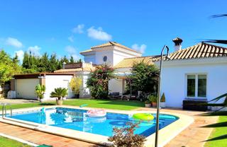 Casa en Sotogrande Costa. Venta de encantadora villa en la zona b de sotogrande, sotogrand