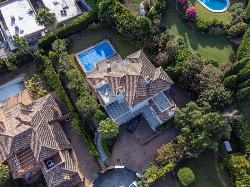 Foto f9b7ef1f-5d9a-484b-bb8d-49fb6ec17de0. Casa amb piscina a Sotogrande costa Sotogrande