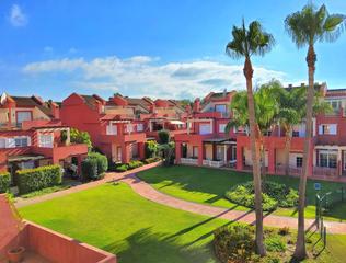 Maison jumelée à Sotogrande Costa. Venta de adosada en residencial paniagua, sotogrande.