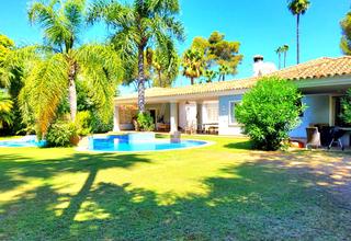 Casa a Sotogrande Costa. Gran oportunidad de villa para reformar  con gran potencial en l