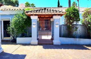 Casa a Sotogrande Costa. Gran oportunidad de villa para reformar  con gran potencial en l