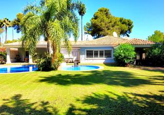 Casa a Sotogrande Costa. Gran oportunidad de villa para reformar  con gran potencial en l