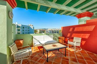 Miete Dachwohnung in Puerto de Sotogrande-La Marina. Alquiler de larga temporada a partir de septiembre de ático en u
