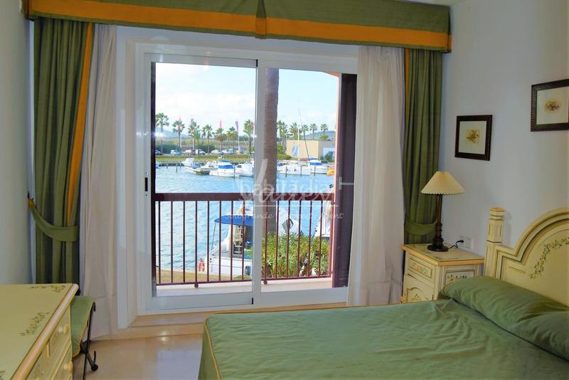 Foto 0938a3ee-630b-4cd1-9229-d67f5e17e586. Location duplex avec parking dans puerto de Sotogrande-la marina Sotogrande