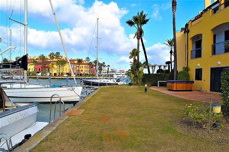 Foto b4295133-cd9f-41c3-9fc0-b8ee59055da7. Location duplex avec parking dans puerto de Sotogrande-la marina Sotogrande