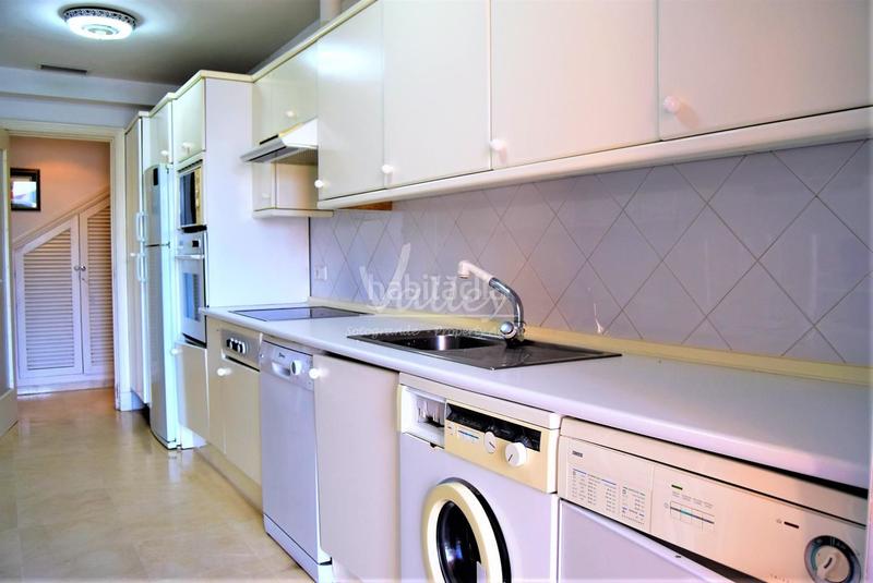 Foto fc062557-9d3c-4e81-962e-2f7a44311609. Location duplex avec parking dans puerto de Sotogrande-la marina Sotogrande