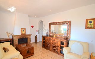 Casa en San Enrique-Guadiaro-Pueblo Nuevo. Espectacular chalet independiente con encanto y amplios espacios