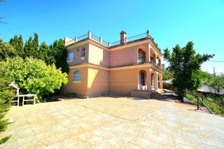 Casa en San Enrique-Guadiaro-Pueblo Nuevo. Espectacular chalet independiente con encanto y amplios espacios