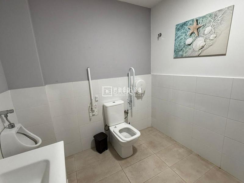 Foto 1bc8874a-b063-41d5-96a1-fa5dba882c7d. Local comercial se traspasa cafetería con licencia activa en local esquinero en Valencia