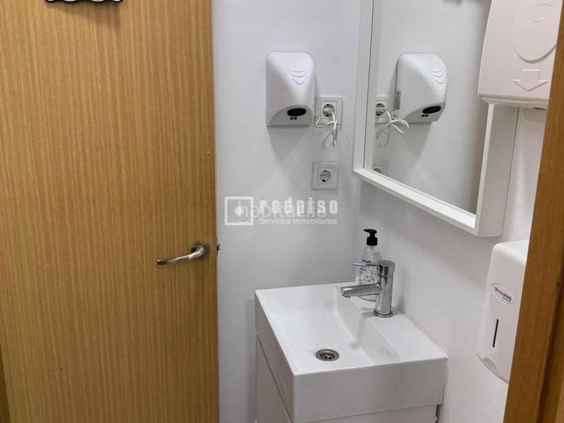 Foto 2983f028-e7a0-499d-a47e-c5c8956ee67b. Local comercial se traspasa cafetería con licencia activa en local esquinero en Valencia