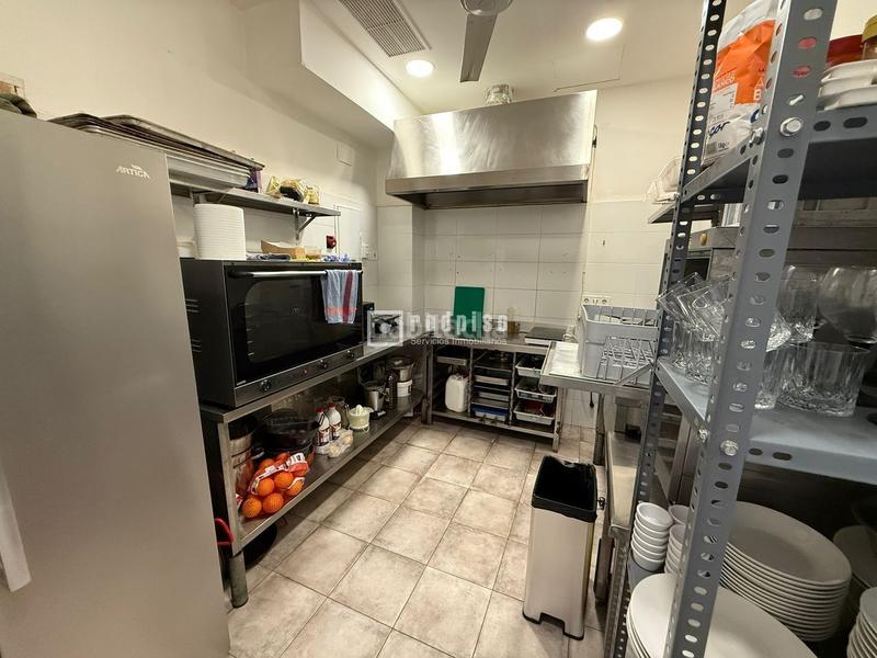 Foto 3058a155-abff-46a0-8d90-d6254e45a5e2. Local comercial se traspasa cafetería con licencia activa en local esquinero en Valencia