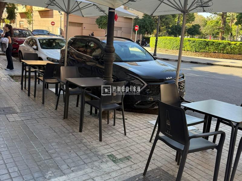 Foto 31e51ef8-7cb8-4963-bf6a-eb18fb3c8a4c. Local comercial se traspasa cafetería con licencia activa en local esquinero en Valencia