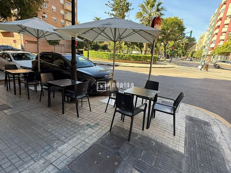Foto 41d1d9e0-c11c-4b69-aef3-4ef74e69f17f. Local comercial se traspasa cafetería con licencia activa en local esquinero en Valencia