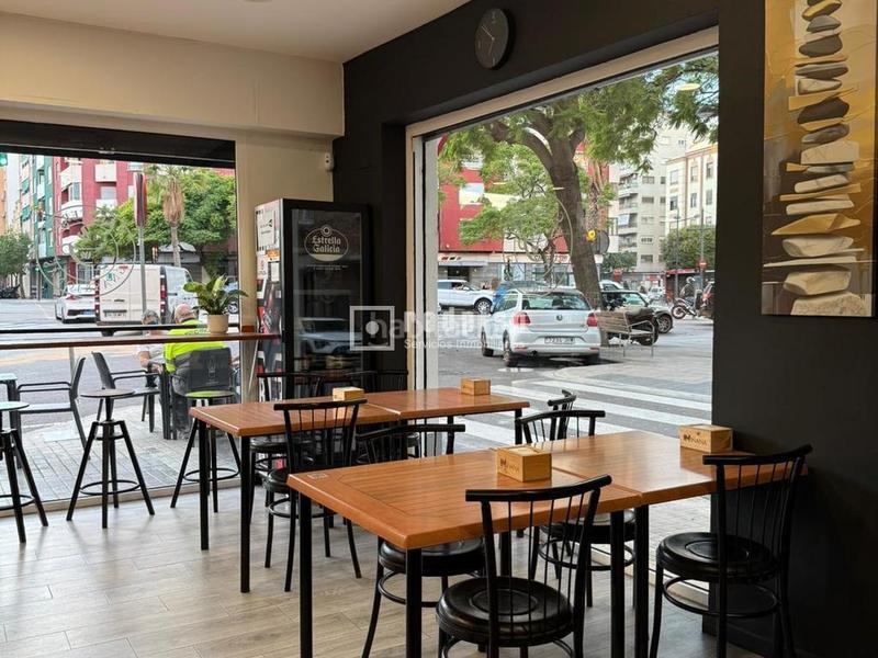 Foto 47aab0e1-61d8-46c7-ab5e-a49f7b5b1498. Local comercial se traspasa cafetería con licencia activa en local esquinero en Valencia