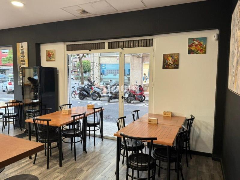 Foto 7f00de54-1ed3-4798-9de6-fec67d767ece. Local comercial se traspasa cafetería con licencia activa en local esquinero en Valencia