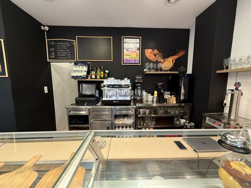 Foto 8d01bc79-a787-45aa-864e-a0d9e381d525. Local comercial se traspasa cafetería con licencia activa en local esquinero en Valencia