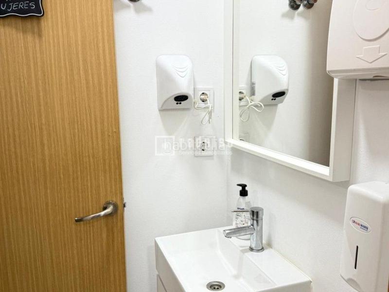 Foto 94f99370-0edf-43fe-89e0-4b6df970a067. Local comercial se traspasa cafetería con licencia activa en local esquinero en Valencia