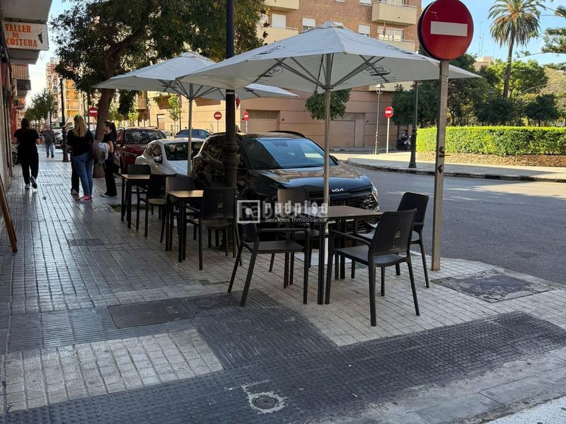 Foto eca71a32-cadf-4b88-962a-f1b9c04fb6a3. Local comercial se traspasa cafetería con licencia activa en local esquinero en Valencia