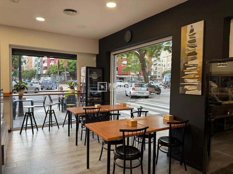 Foto f9d070b0-1a4f-4ece-a855-8101521ce6fa. Local comercial se traspasa cafetería con licencia activa en local esquinero en Valencia