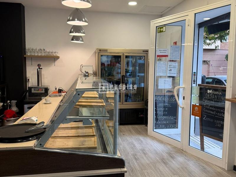 Foto fe4496d0-f387-411e-acd1-4aba21aee201. Local comercial se traspasa cafetería con licencia activa en local esquinero en Valencia