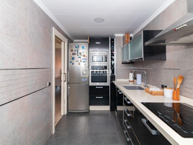 Foto 408ae72b-60f5-42d6-a201-476c754f6108. Piso  reformado en 7ma planta a la venta en El Grau Valencia