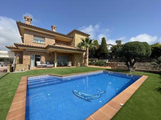 Chalet  Avenida fanals. Magnifico chaletcasa situada en el centro de platja daro, a 5 mi